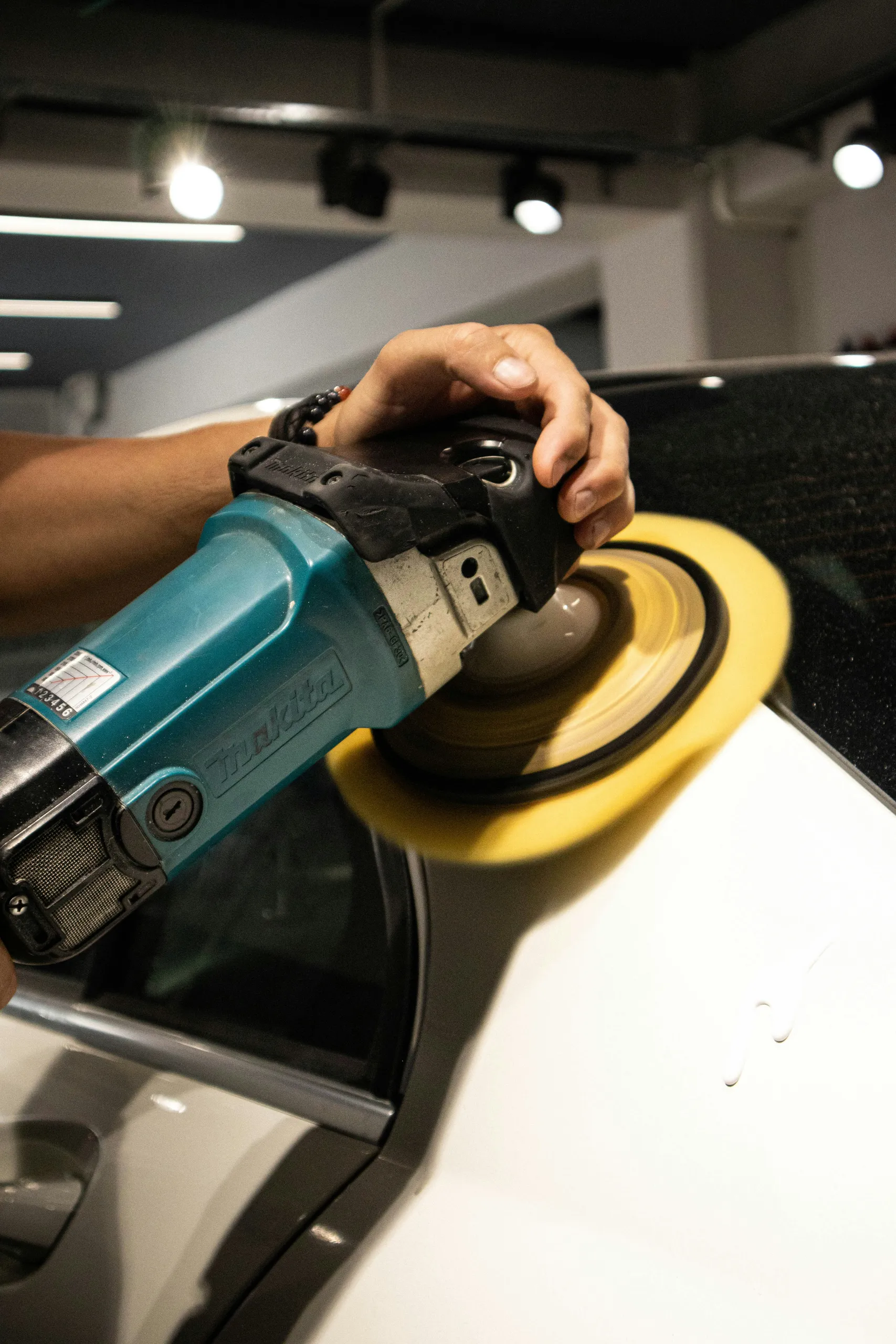 Auto z lustrzaną powłoką po korekcie lakieru i detailingu