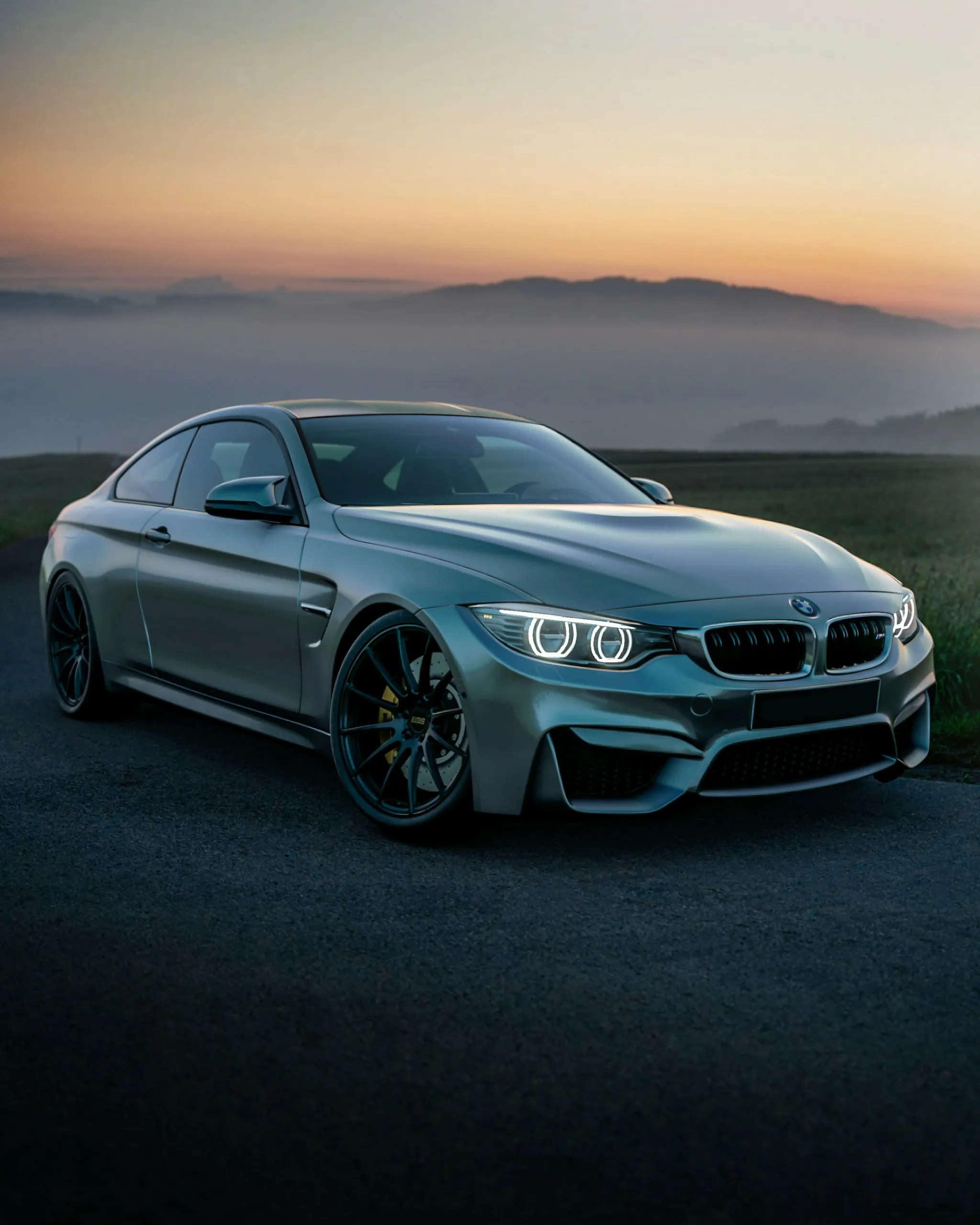 Srebrne BMW M4 po naprawie blacharskiej i lakierowaniu